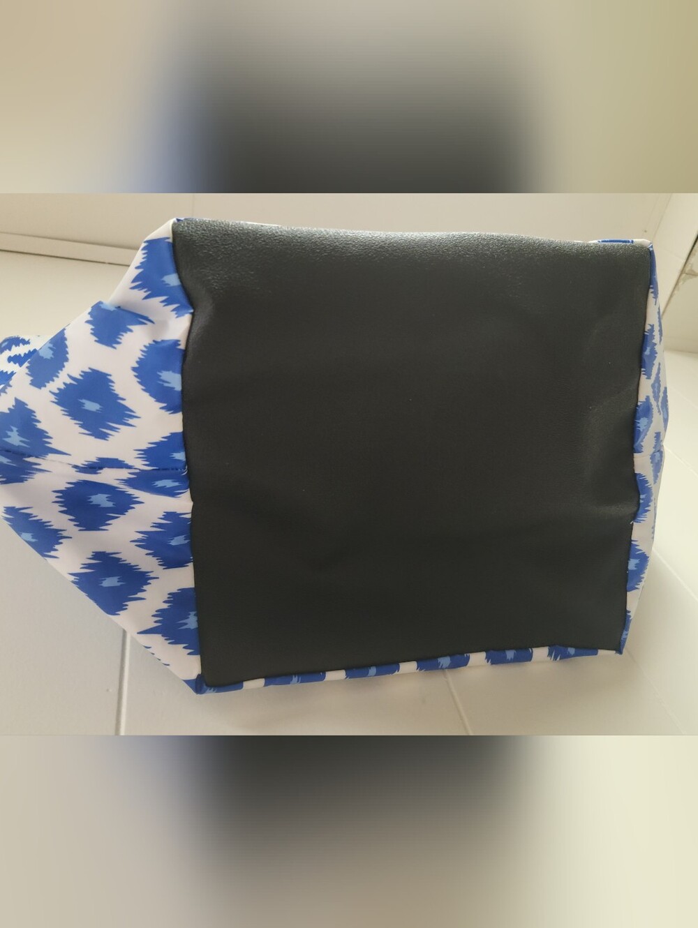 Scout Sport Huge Blue and White Patterned Tote with Black Handles Zipper Top - Picture 8 of 8